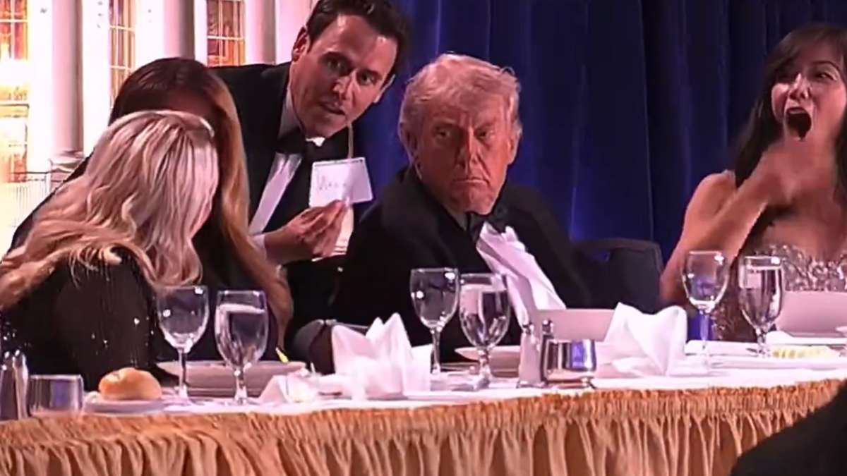 Video del momento exacto cuando evacúan a Donald Trump durante la cena de corresponsales en la Casa Blanca: se escucharon disparos