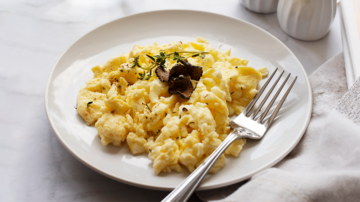 Con leche y sin aceite de oliva: la receta definitiva para lograr unos huevos revueltos esponjosos