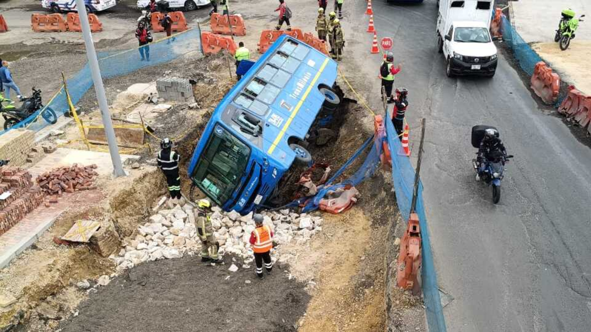 Bus del Sitp se volcó en la avenida 68, en Bogotá, y hay varias personas heridas: imágenes del grave accidente