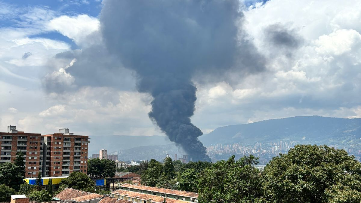 Atención: se reporta inmenso incendio estructural en bodega de una empresa de fabricación de bicicletas en Itagüí, Antioquia