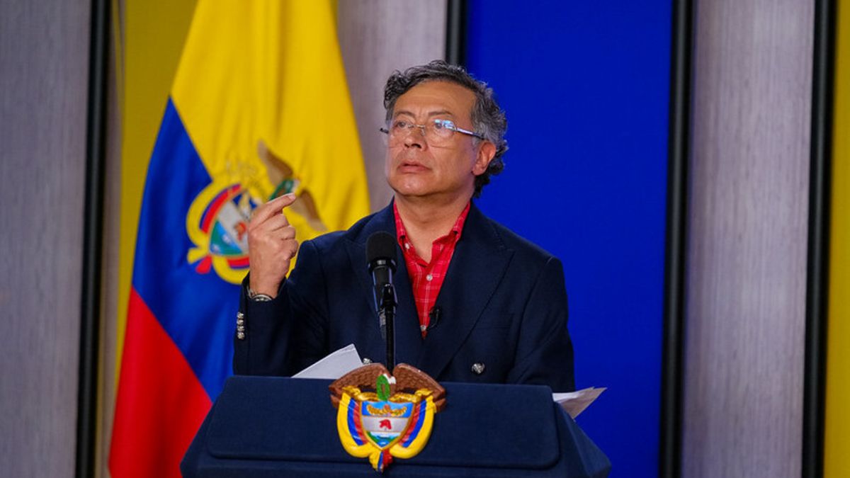 ¿Qué es un ‘retiro de licencia de operación’? Lo que anunció Petro para las EPS y cómo funcionaría, según un exsuperintendente de Salud