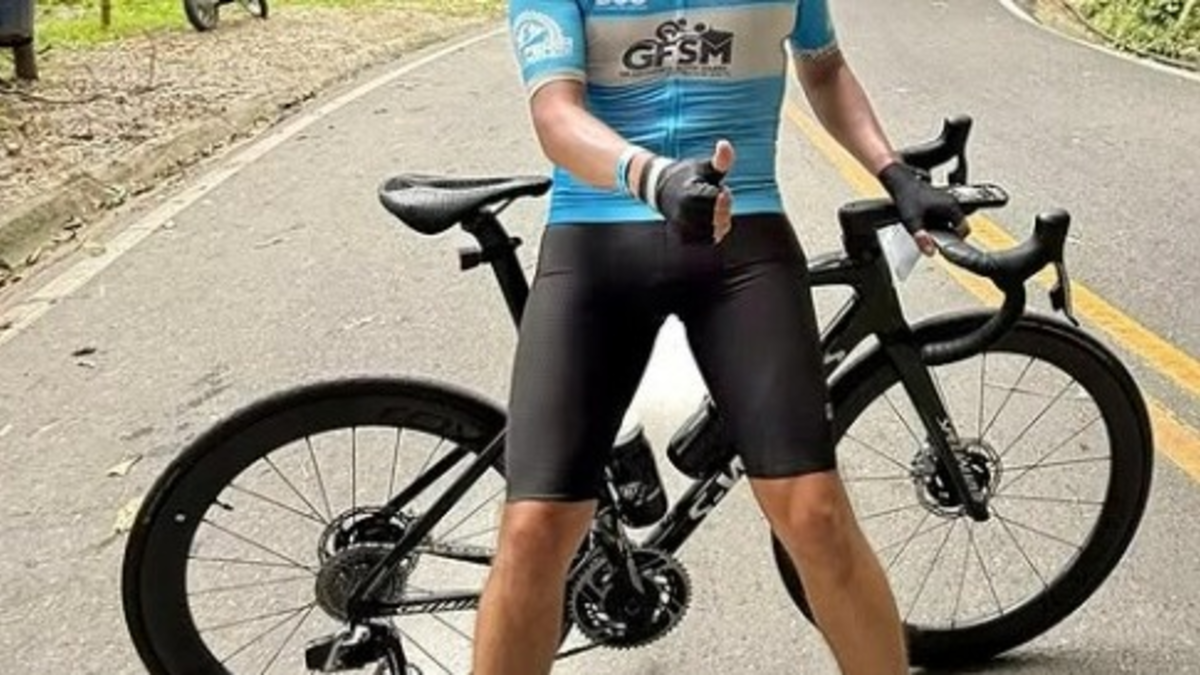 Video | Exgobernador Mauricio Aguilar está en cuidados intermedios en Valledupar tras accidentarse en una carrera ciclística: esto se sabe de su salud