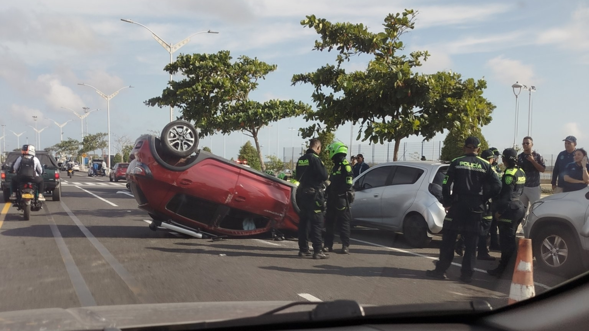 Video | Impactante volcamiento de un carro en el Gran Malecón del Río, en Barranquilla, frente a la estatua de Shakira: mujer herida está en hospital