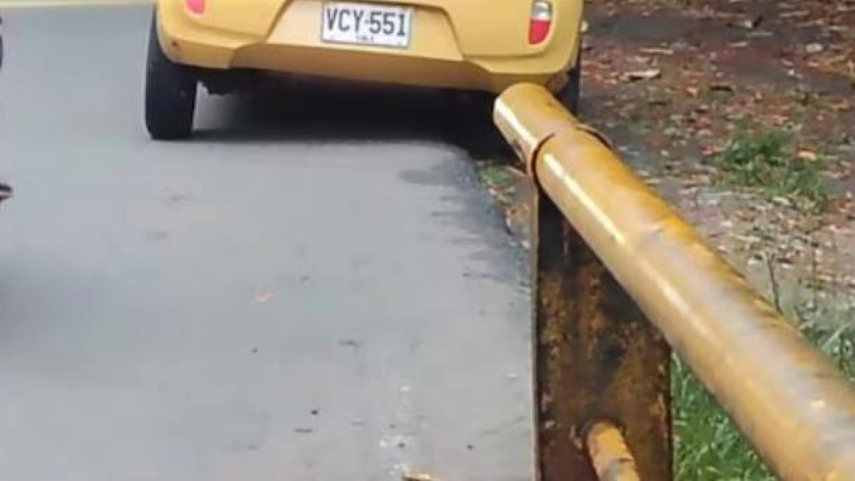 Alerta por dos cuerpos encontrados a pocos metros de un taxi en zona de un puente en Jamundí, Valle, donde antes disidentes de Farc quemaron un camión