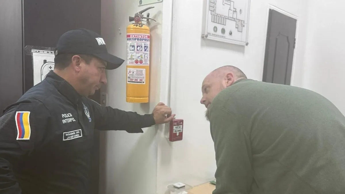 Las inéditas fotos de la extradición a EE. UU. del principal creador y operador de un mercado en la web oscura que fue capturado en Colombia