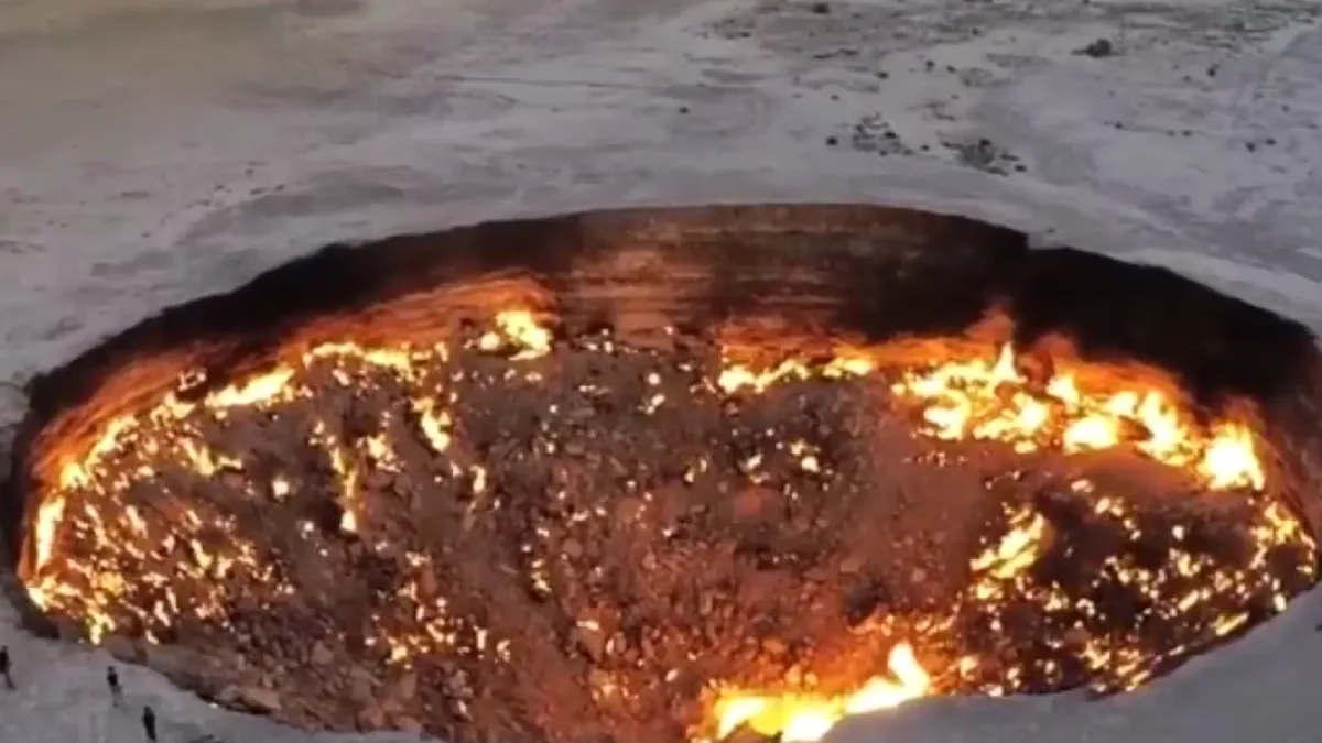 Así se apaga la ‘Puerta del Infierno’: el cráter en llamas de Turkmenistán, encendido por geólogos por error en los 60, comienza a extinguirse