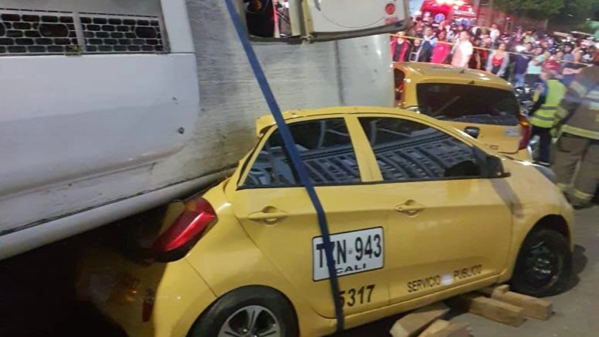 Grave accidente de un bus del MIO, una buseta y tres taxis en Cali: uno de los carros fue aplastado y siete personas lograron sobrevivir
