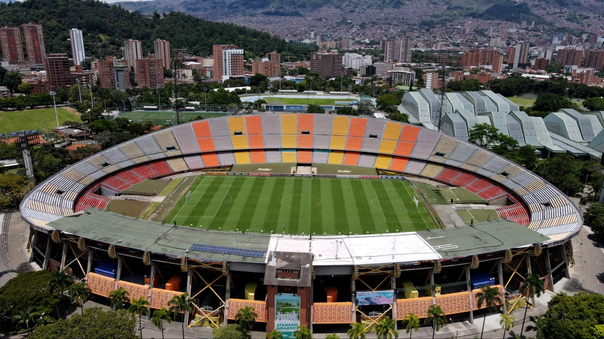 Medellín | Venteros del Atanasio Girardot protestan por 66 módulos ante el montaje de EDC Colombia y reclaman claridad sobre el futuro de sus negocios