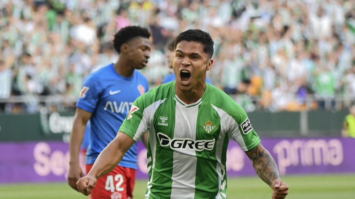Juan Camilo ‘Cucho’ Hernández, fuera de Selección pero inspirado: vea gol en Real Betis