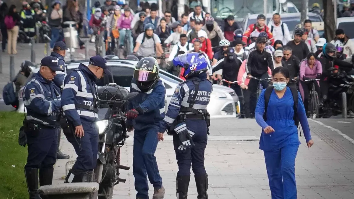 ¿Cómo se puede denunciar a un motociclista que transite por el andén? Conozca la multa y las infracciones que se cometen