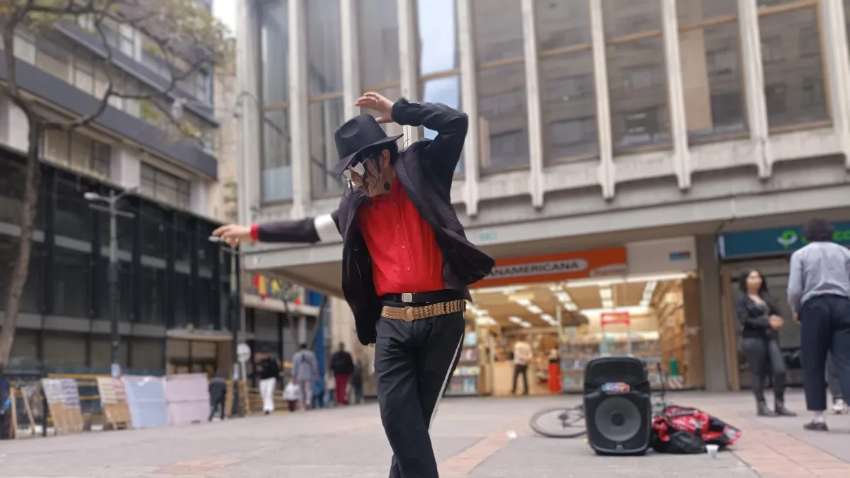 El Michael Jackson de Bogotá es a la vez padre y madre de dos pequeños, y vive con ellos en un pagadiario de 50.000 pesos