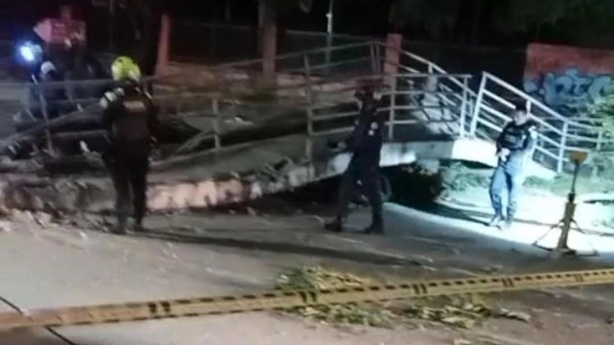En video: Puente peatonal en Girón cayó encima de dos motociclistas luego de que mula colisionara contra la estructura y la derrumbara, esto se sabe