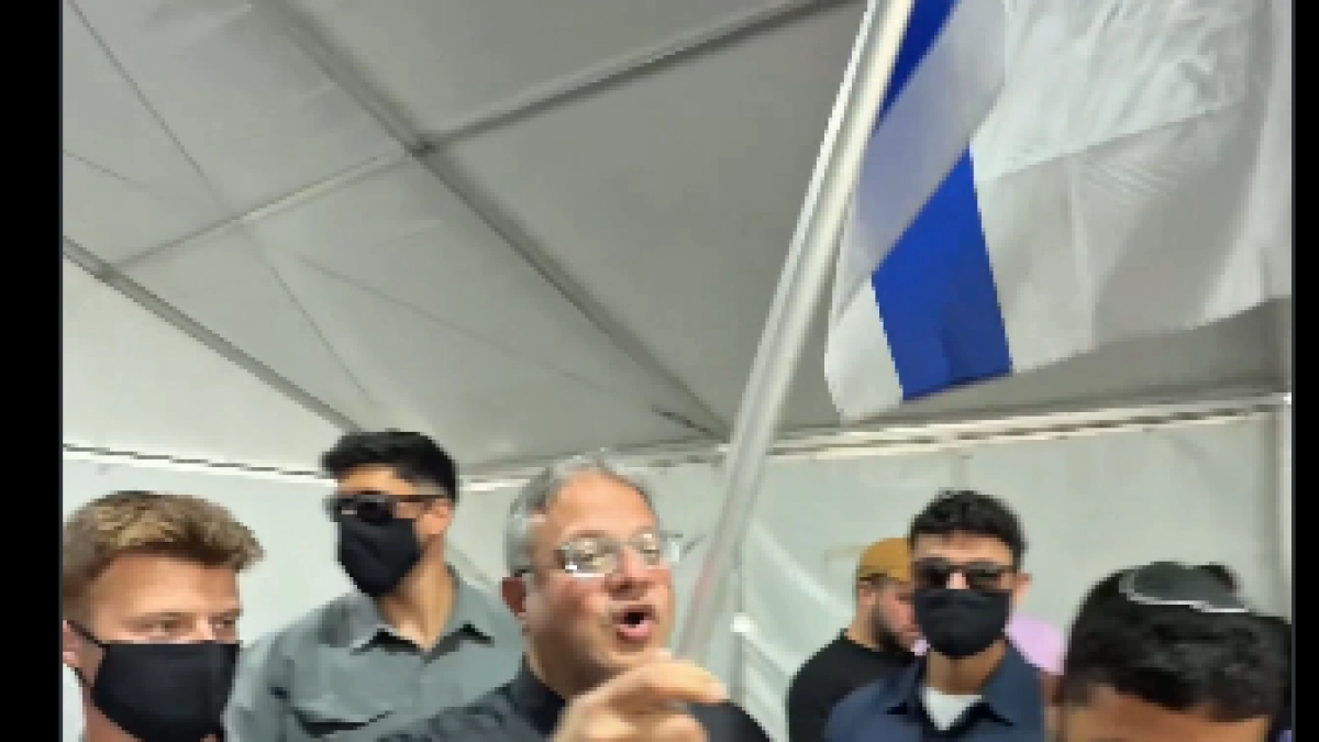 Israel inicia expulsión de los activistas de la flotilla para Gaza tras polémica por un video de humillación de detenidos por parte de ministro