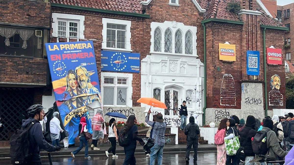 Aumentan voces de rechazo por vandalismo a sede de campaña de Paloma Valencia en Bogotá: encapuchados grafitearon fachada e intimidaron a integrantes