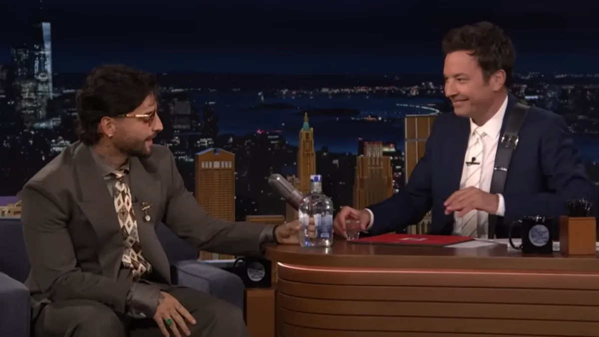 Maluma le regaló un carriel tradicional a Jimmy Fallon durante su visita a 'The Tonight Show': brindaron con aguardiente