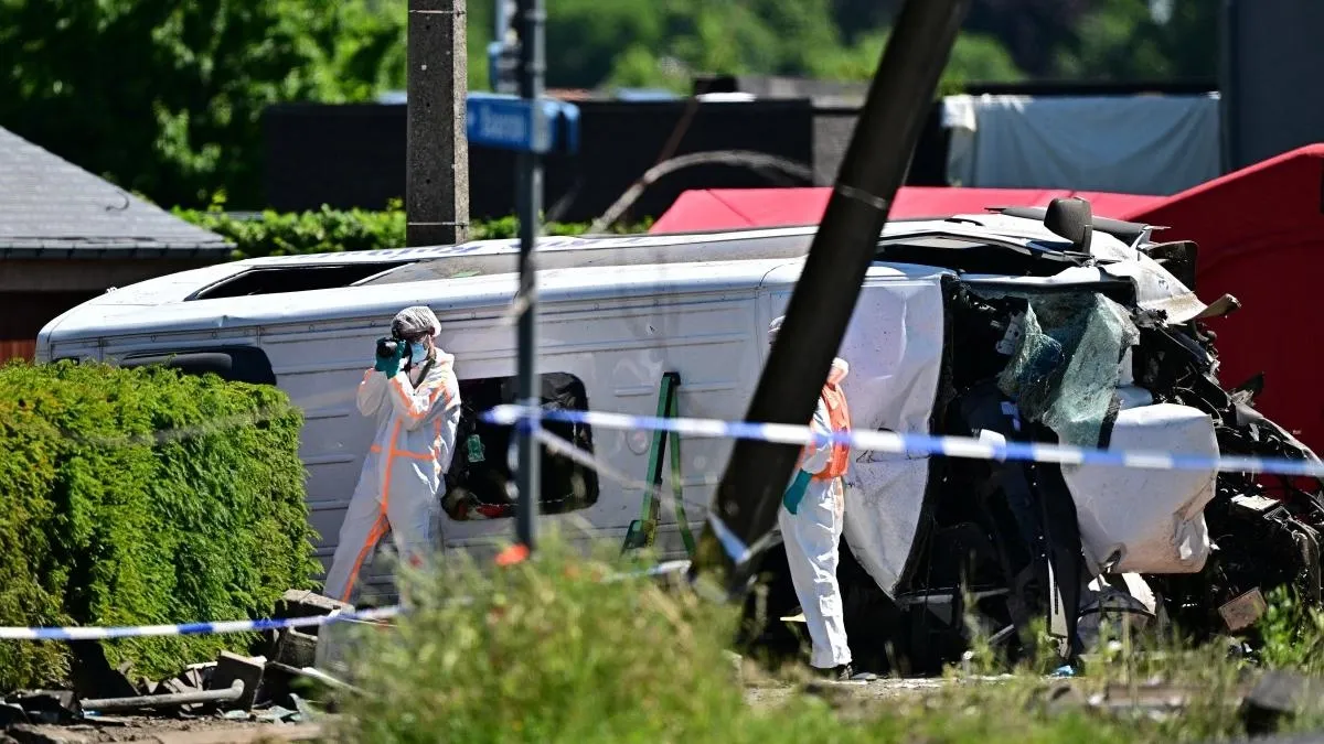 Grave accidente en Bélgica por bus escolar que chocó contra un tren de pasajeros: reportan varios muertos y heridos