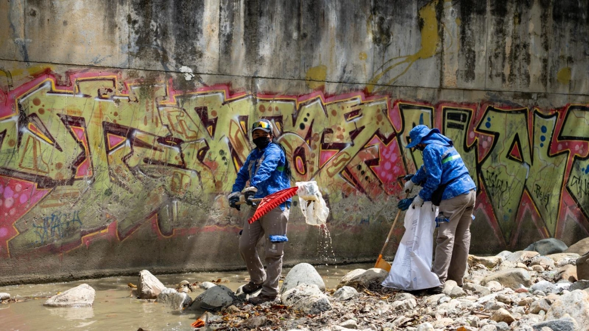 Casi tres piscinas olímpicas de escombros y residuos han sido removidos de las quebradas de Medellín: van 7.000 metros cúbicos