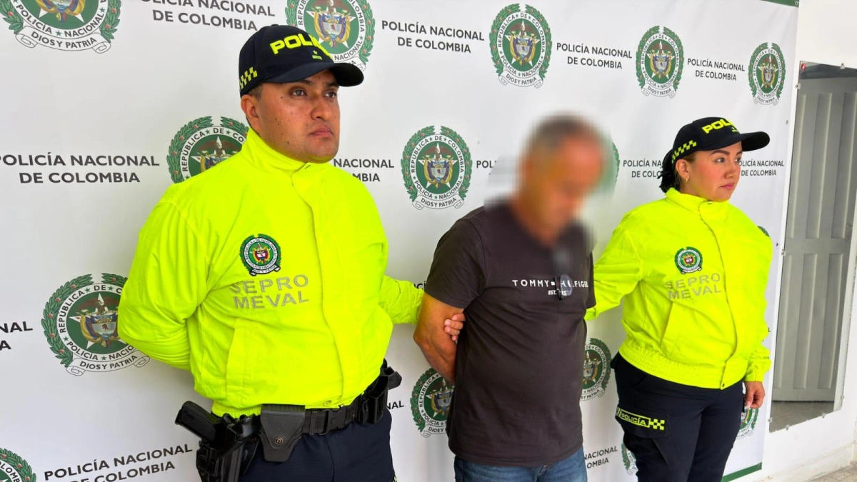 Cayó adulto mayor y profesor de un colegio de Medellín que ofrecía dinero a estudiantes por material pornográfico: también capturan a una proxeneta