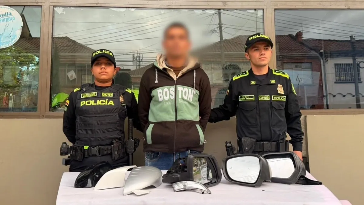 Cayó presunto delincuente en Bogotá cuando huía de la Policía con lujosos accesorios de carros avaluados en más de un millón de pesos