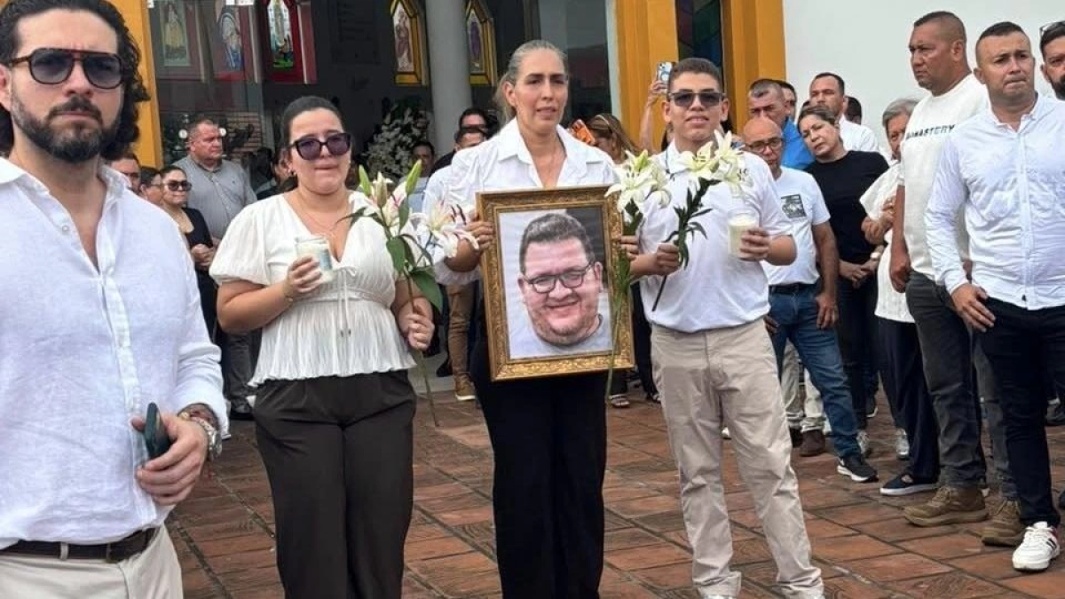 Entre velas y flores blancas: así fue el sentido a