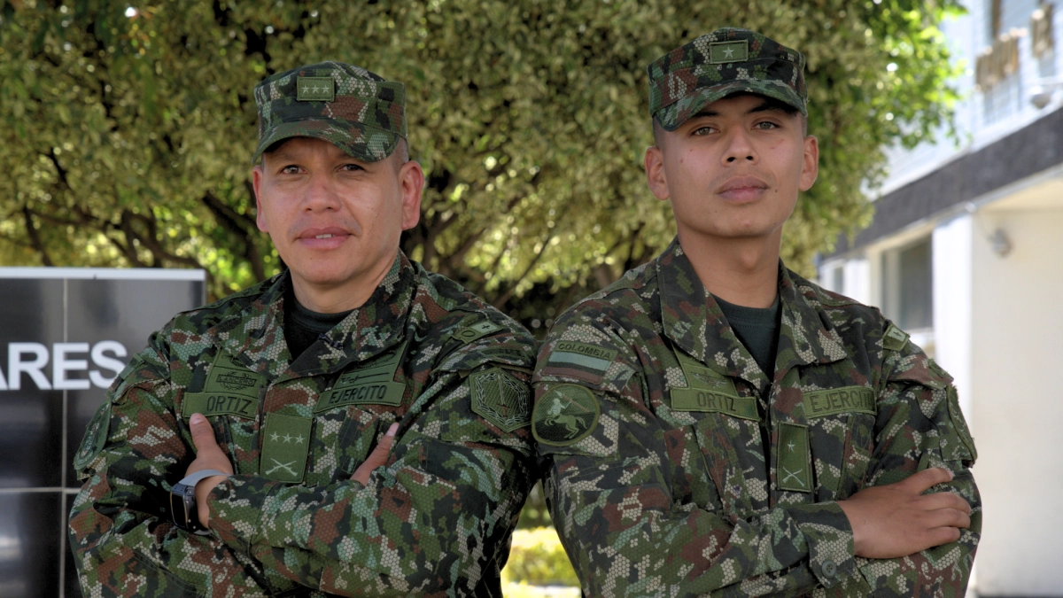 El orgullo de vestir el mismo uniforme: la historia de un capitán que sobrevivió a una mina y su hijo que eligió la vida militar