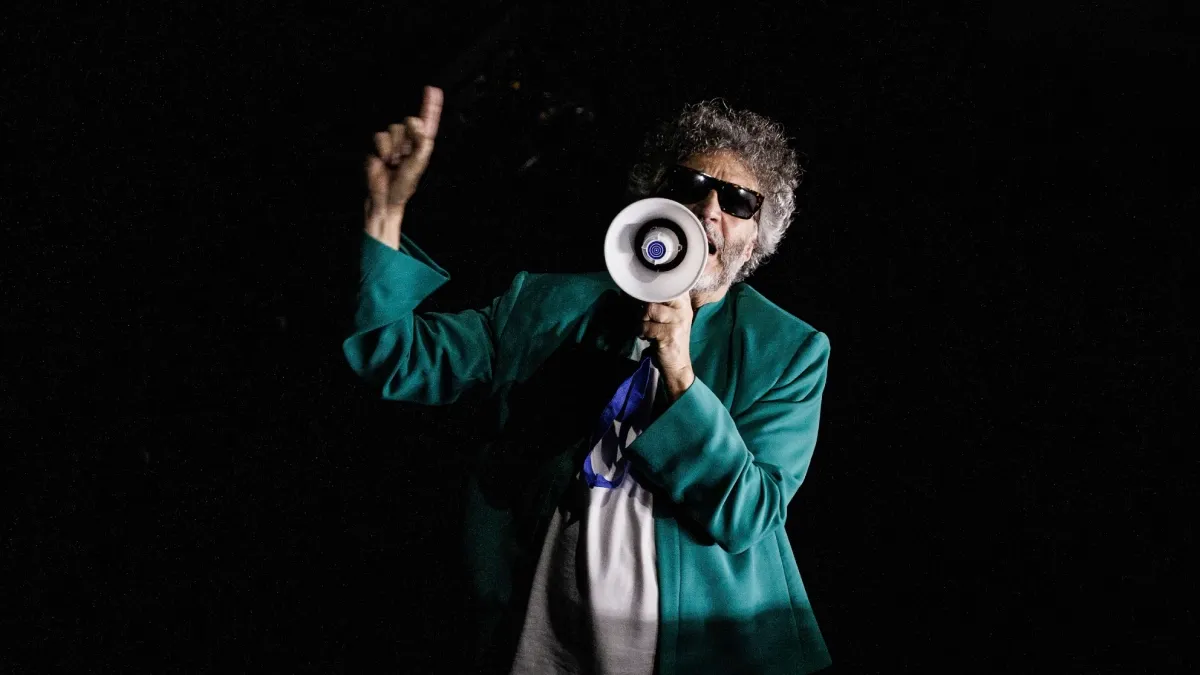 Fito Paéz le dio alegría a nuestros corazones: La noche en que 15.000 personas guardaron silencio para escuchar al rockstar argentino