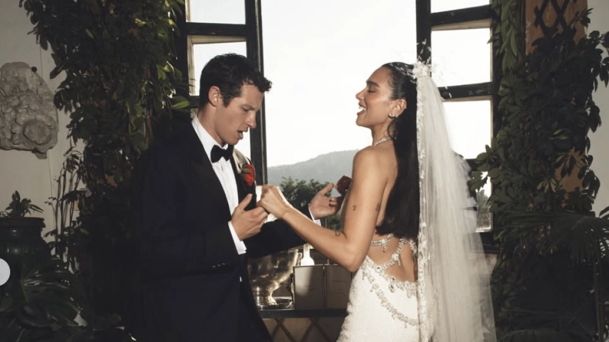 Dua Lipa revela el vestido de su boda con Callum Turner: es Chanel, compuesto por 480.000 cuentas y más de 1.000 horas de costura