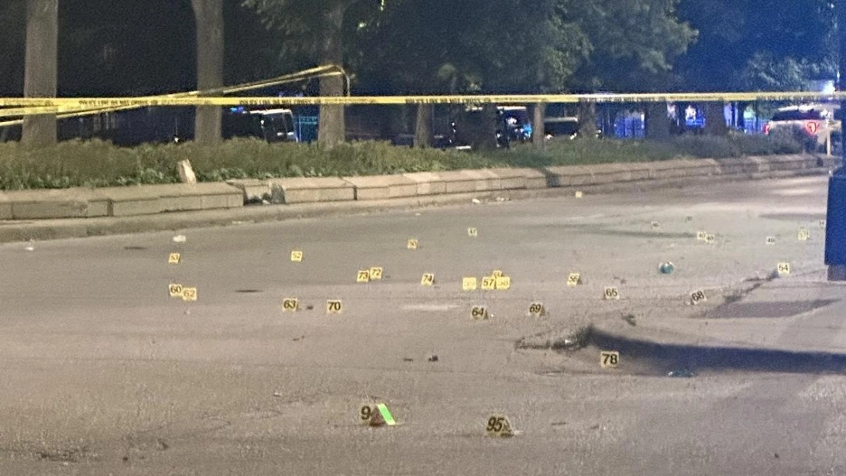 Tiroteo en Chicago deja al menos 13 heridos: atacantes dispararon contra una multitud y huyeron en una camioneta