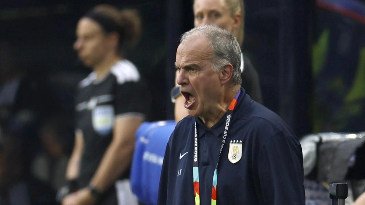 Marcelo Bielsa, técnico de Uruguay, se despide del Mundial con escándalo: gritó furioso a periodistas al final de la eliminación del equipo