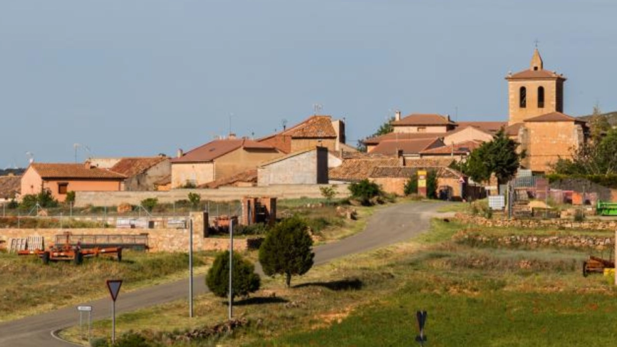 Buscan voluntarios para vivir gratis en un pueblo de España rodeado entre montañas y ofrecen trabajo asegurado