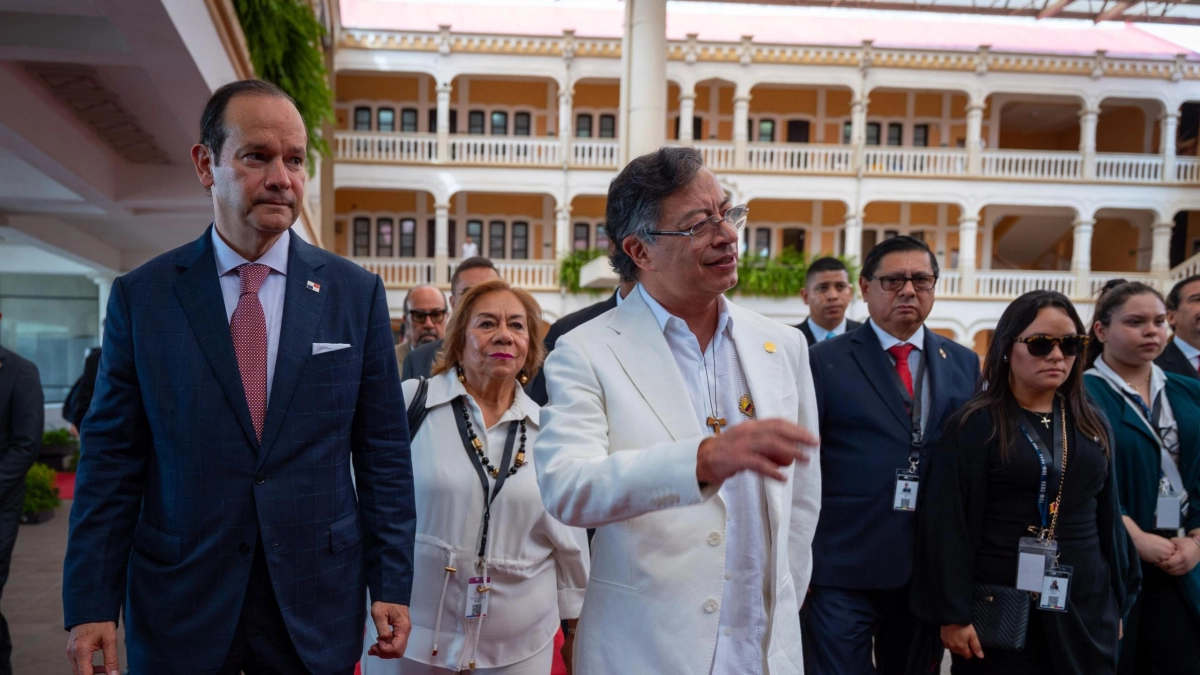 Petro aterriza en Panamá con una agenda diplomática cargada de símbolos y poder regional