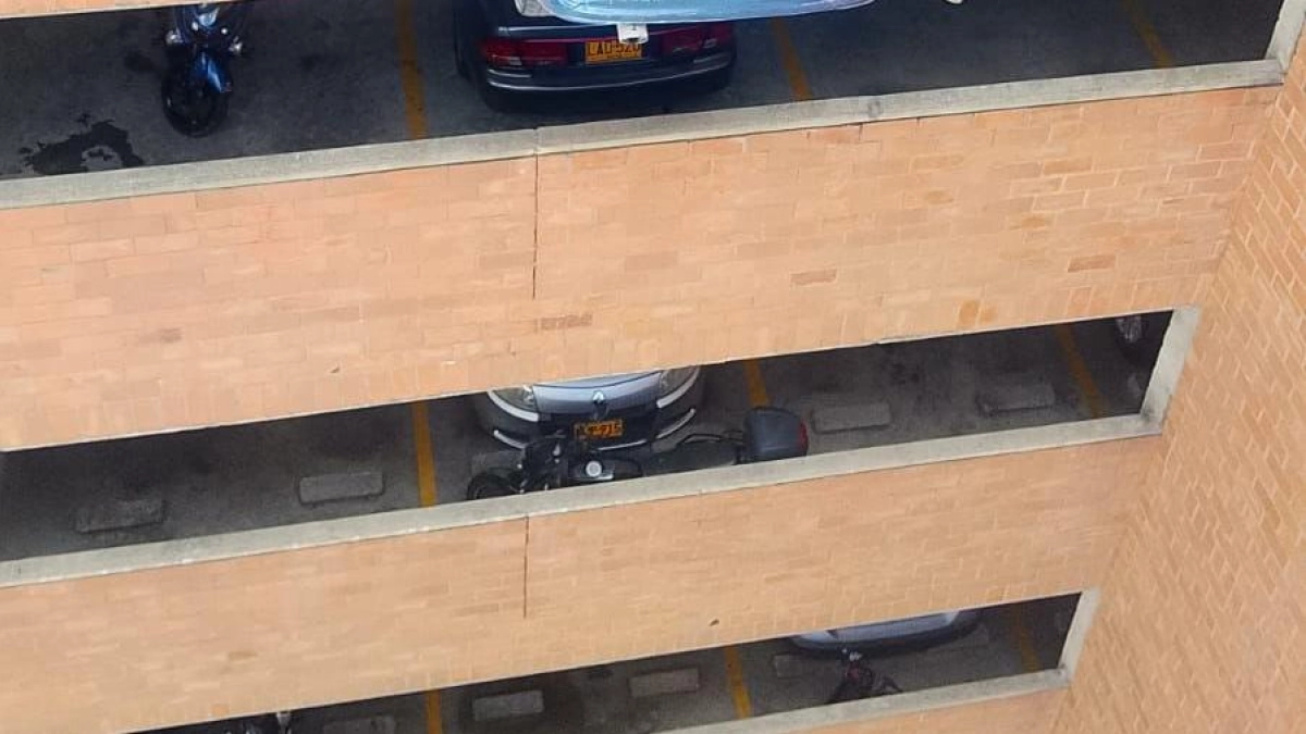 Suspendido en el vacío a 20 metros de altura: el insólito accidente de un carro que quedó colgando del séptimo piso de un parqueadero en Rionegro