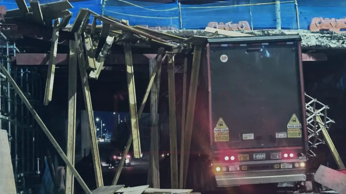 IDU aclara qué pasó con el puente de la av. 68 con Autosur que fue chocado por un tractocamión en Bogotá: 'Impactó los andamios'