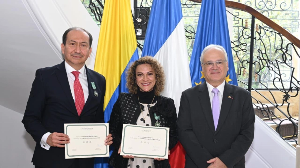 Francia condecora con la Orden de las Artes y las Letras a Andrés Mompotes y Jineth Bedoya, editor general y editora de Género de EL TIEMPO