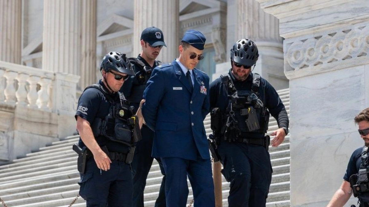 Arrestan en el Capitolio a oficial de la Fuerza Aérea que desafió a Donald Trump al exigir juicio político y su destitución
