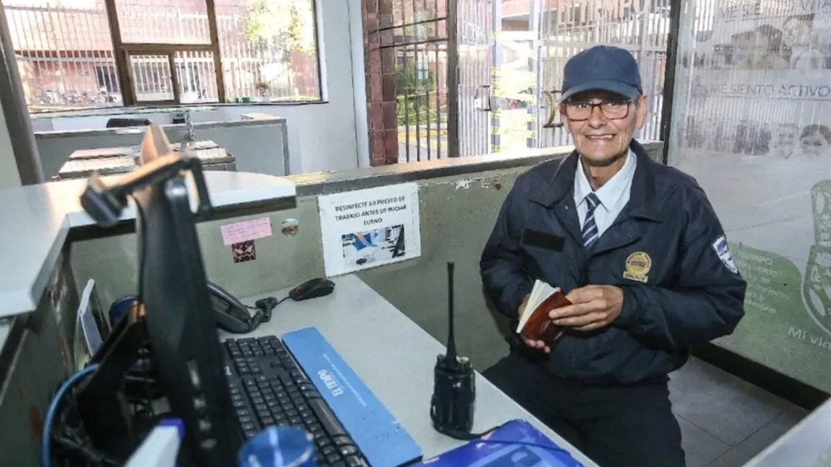 Carlos Sarmiento, el guardia de la Universidad Nacional en Bogotá que transformó el dolor y la rutina en poesía en medio de sus labores
