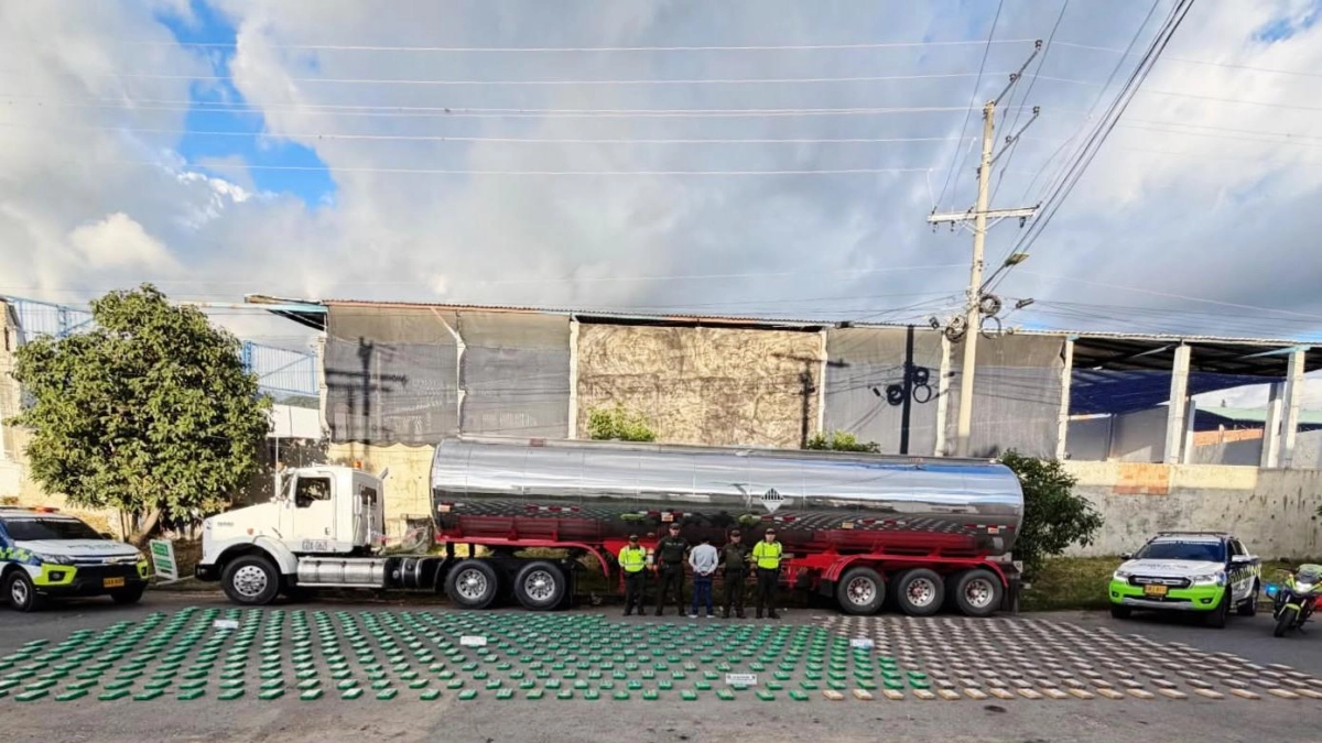 Así cayó el cargamento de 657 kilos de cocaína que era transportado oculto en un tractocamión en Cundinamarca