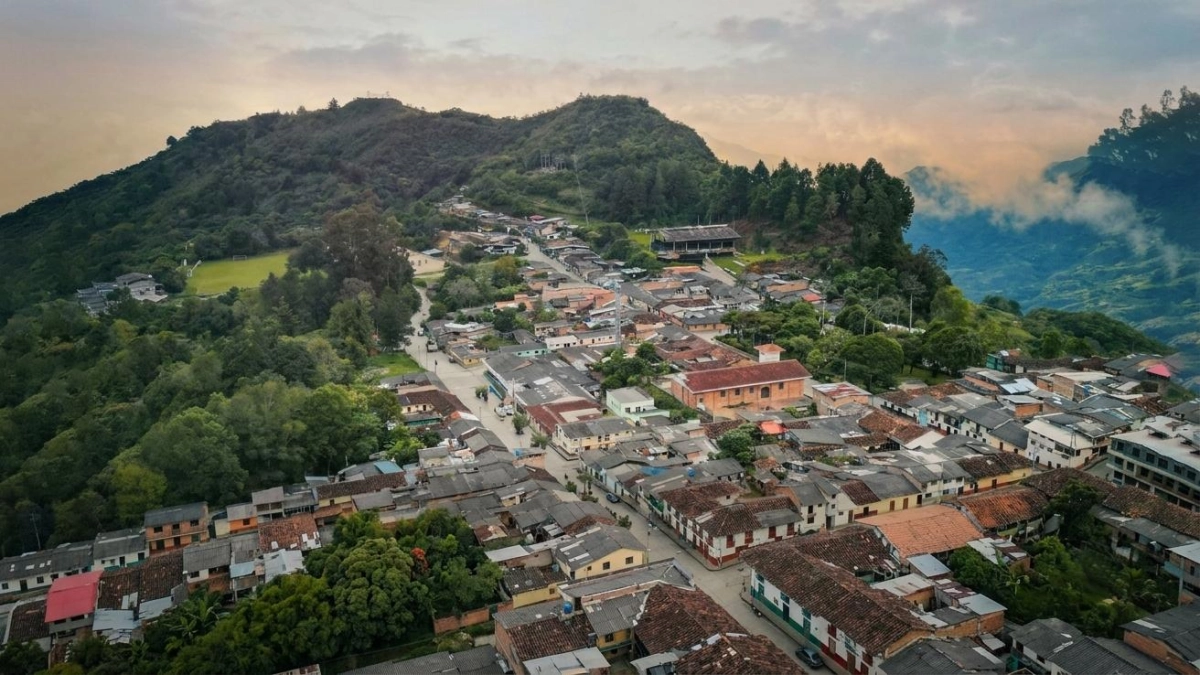 Tres cuerpos en Almaguer reavivan la alarma por la violencia armada en el Cauca