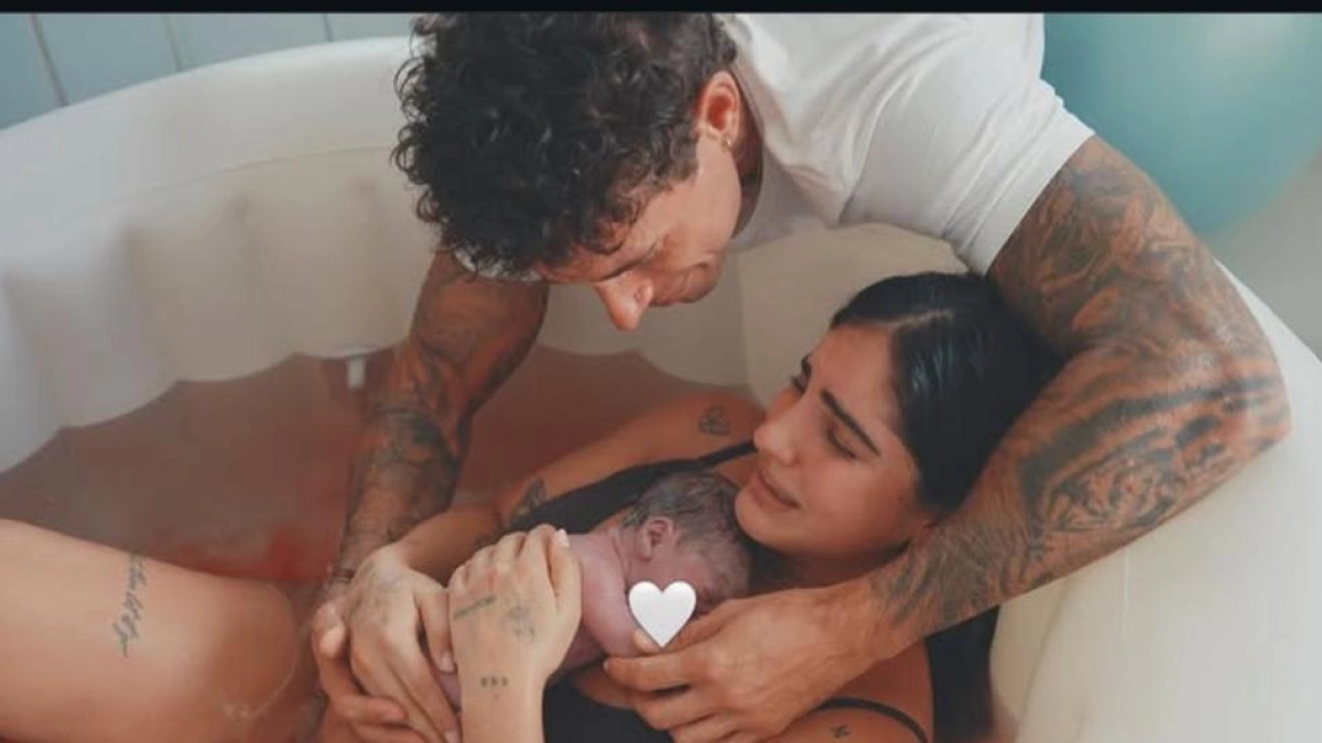 Isabella Ladera anunció el nacimiento de su hijo Koa; las fotografías del parto en agua generaron reacciones divididas