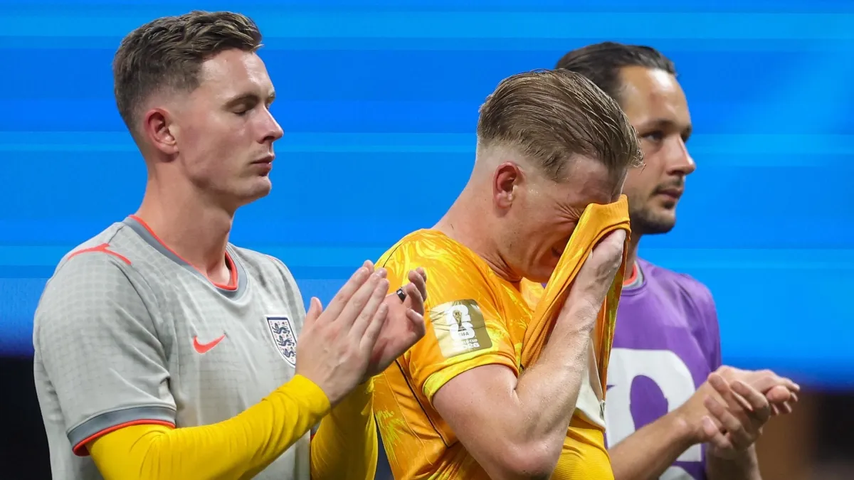 Video | Encuentran botella del arquero inglés, Jordan Pickford, con apuntes sobre cobros de penalti de Argentina: la reacción de Messi lo dice todo