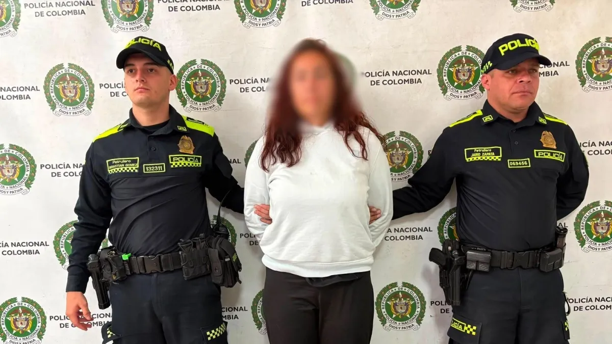 Mujer que lanzó al perro de su madre desde un cuarto piso, causándole la muerte, fue capturada por la policía en Medellín