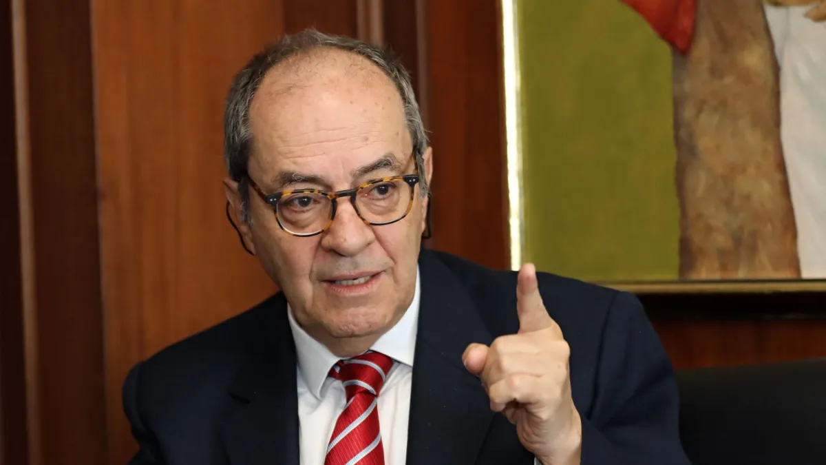 Mezcla de dólar bajo y subir tasas es el principal riesgo: César Giraldo, codirector de Emisor