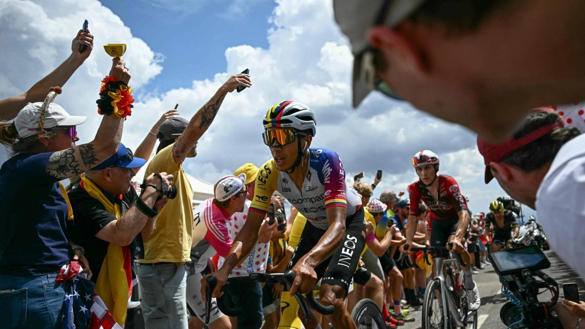 Tadej Pogacar pedalea tranquilo en el Tour de Francia y Egan Bernal sobrevive: así van los colombianos en las clasificaciones tras la etapa 15