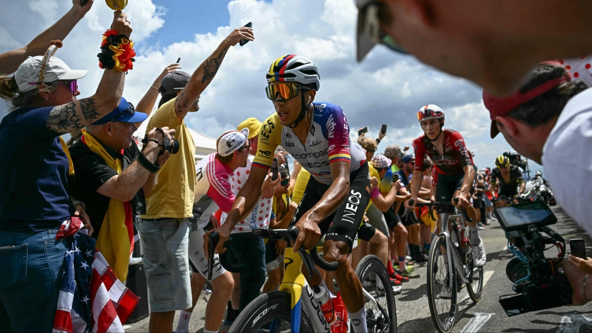 Egan Bernal no la pasó bien en la montaña y cedió tiempo en la etapa 18 del Tour de Francia que ganó Carapaz: así van los colombianos en la general