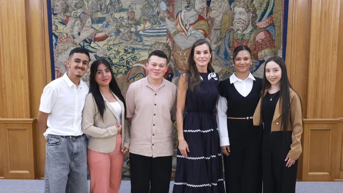 Reina Letizia de España recibe a 5 jóvenes colombianos beneficiarios de beca entregada por BBVA y Bancamía