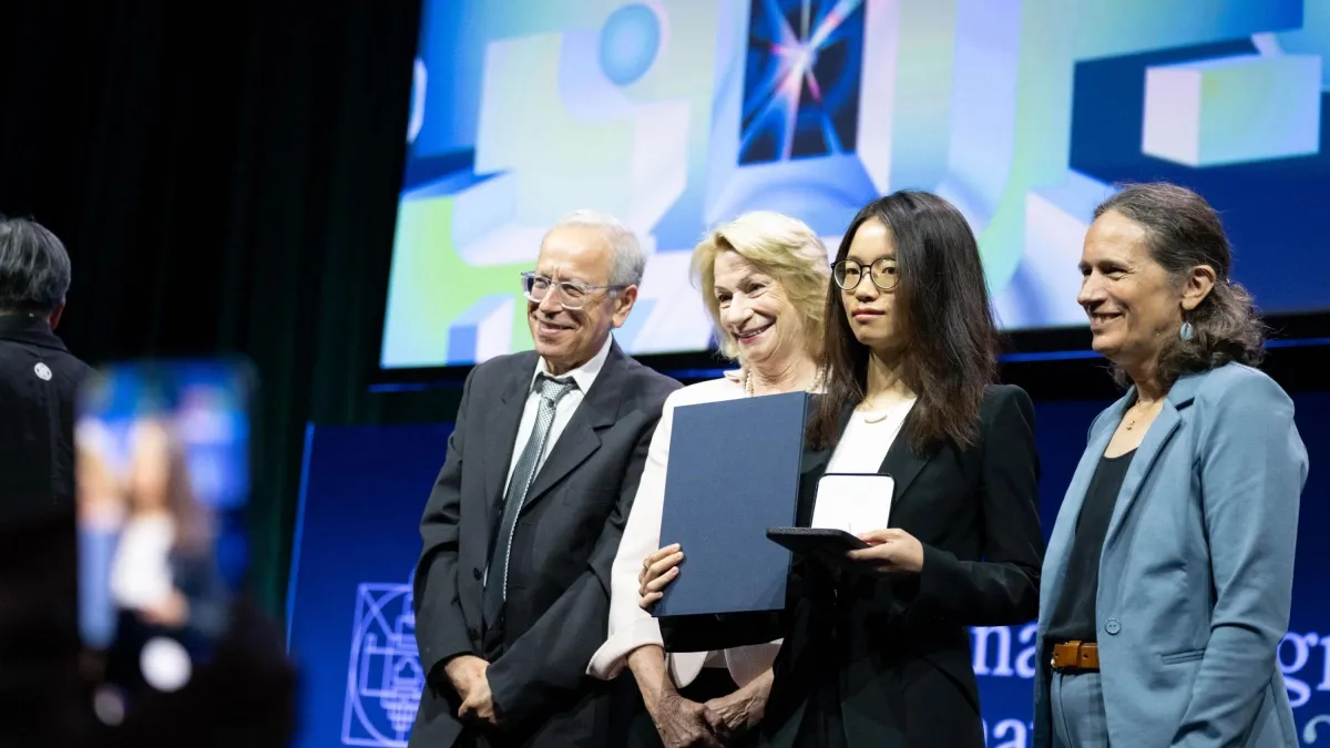 La china Hong Wang es premiada con la Medalla Fields, el ‘Nobel’ de las Matemáticas: es la tercera mujer en lograrlo
