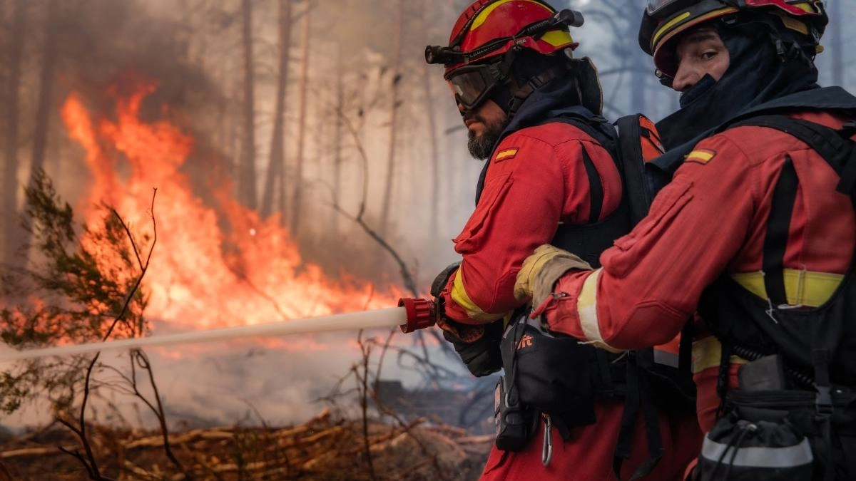 Nueva ola de calor golpea a España y eleva el riesgo de incendios forestales a niveles críticos, mientras se expanden las llamas cerca a Madrid