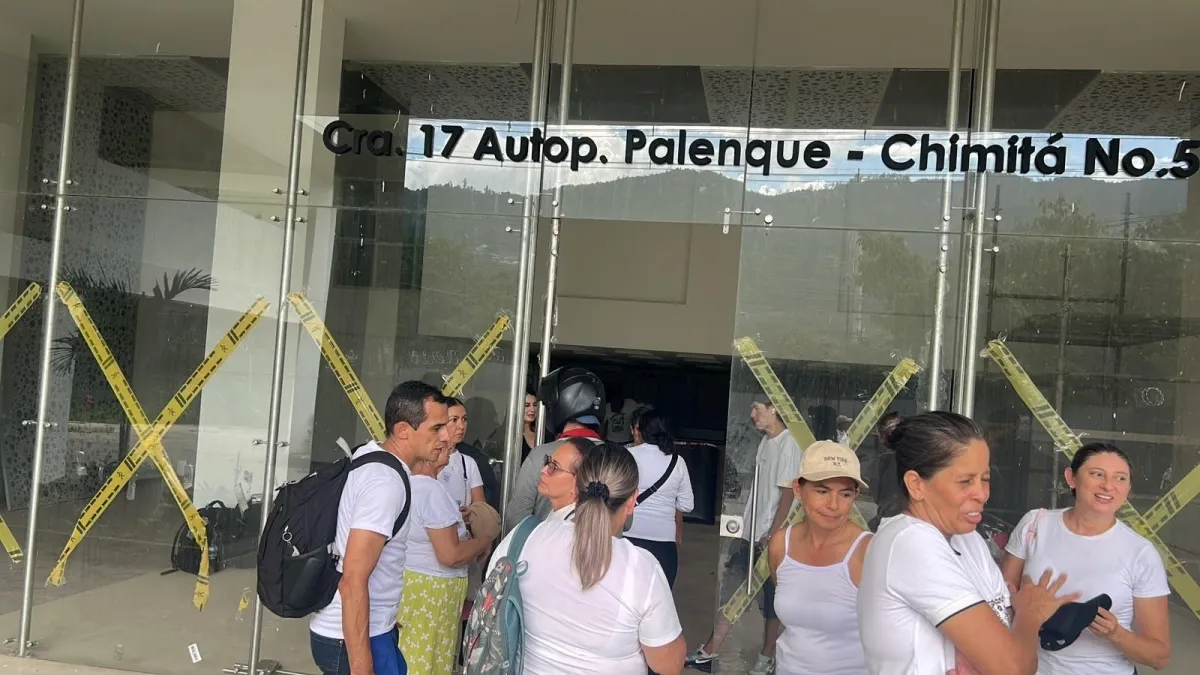 Los incumplimientos de la constructora Valderrama que habrían llevado a los compradores a irrumpir en conjunto residencial de Girón: '¡Ya pagamos!'