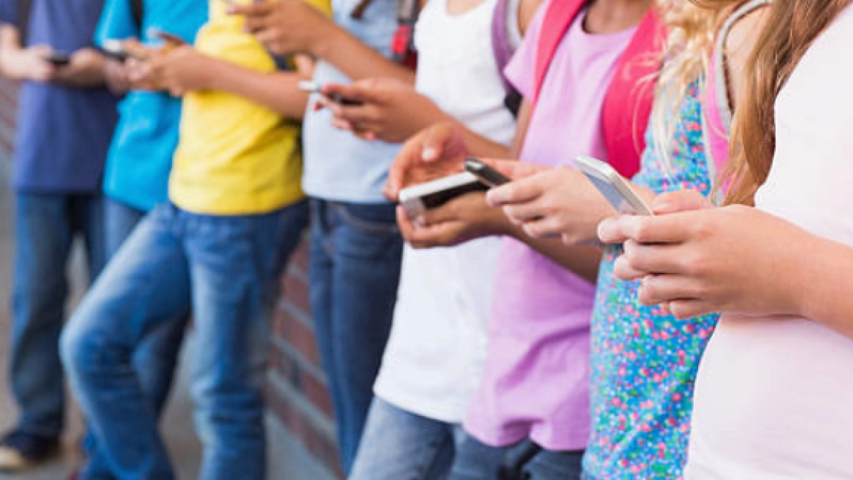 Prohibición al uso de celulares en colegios de Bogotá: resolución fija límites de tiempo y establece excepciones
