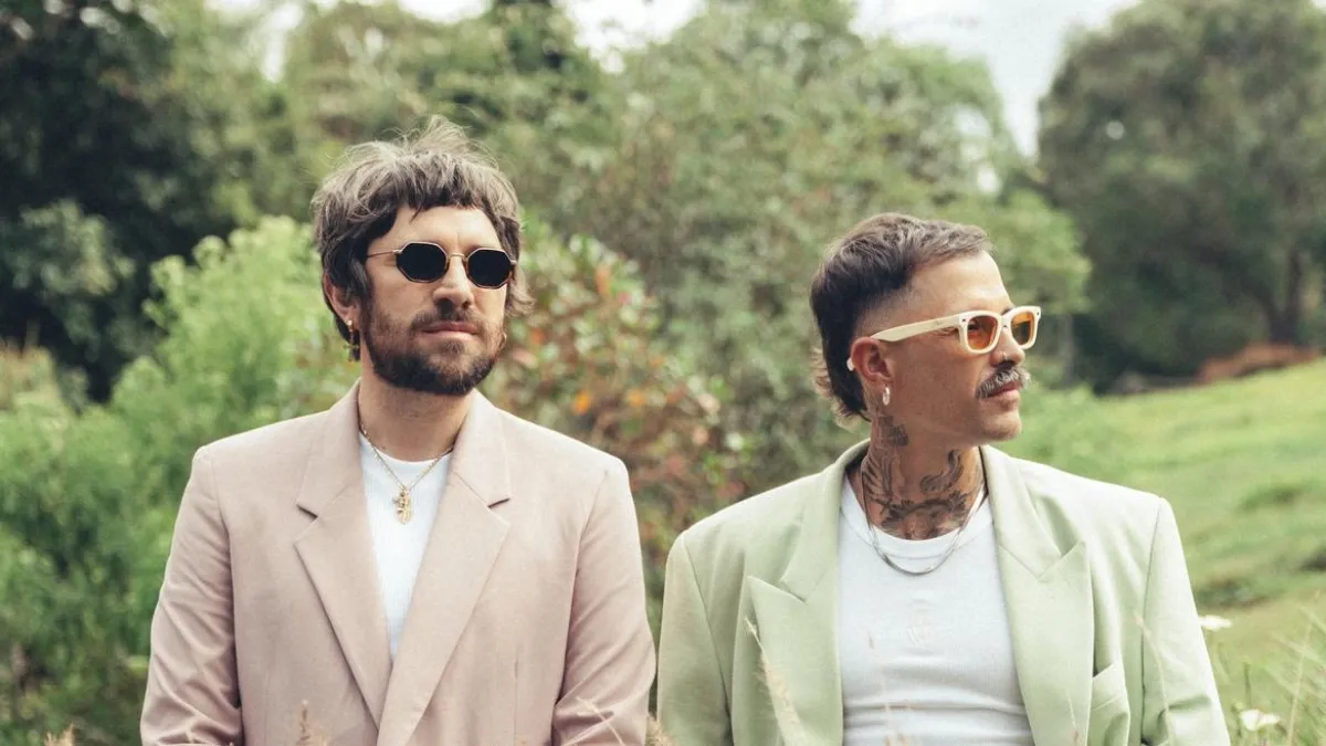 Mike Bahía y Juan Pablo Vega se unen por primera vez en "Bajo Cero", una canción sobre esos encuentros que cambian la vida